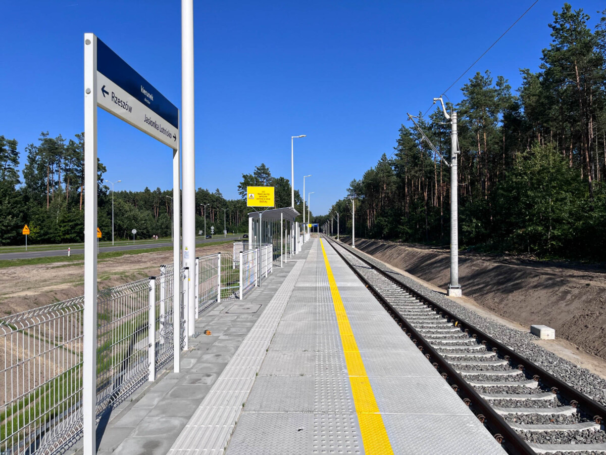 Budowa linii kolejowej z Rzeszowa na lotnisko w Jasionce [sierpień 2023]